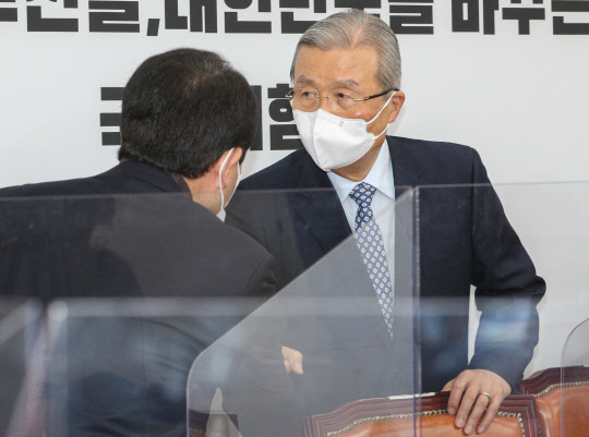 김종인 국민의힘 비상대책위원장이 15일 서울 여의도 국회에서 열린 비상대책위원회의에 참석한 모습. 연합뉴스.